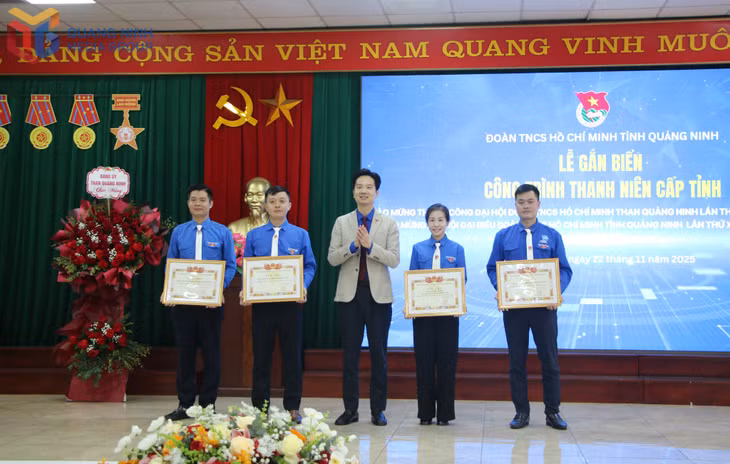 Ban Chấp hành Tỉnh Đoàn trao tặng bằng khen cho các tập thể có thành tích xuất sắc trong thực hiện công trình thanh niên.