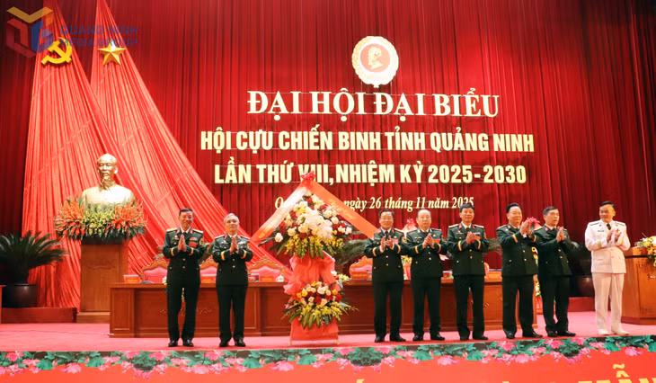 Thượng tướng Phạm Hồng Hương Phó Chủ tịch TW Hội Cựu Chiến binh Việt Nam tặng hoa chúc mừng Đại hội.