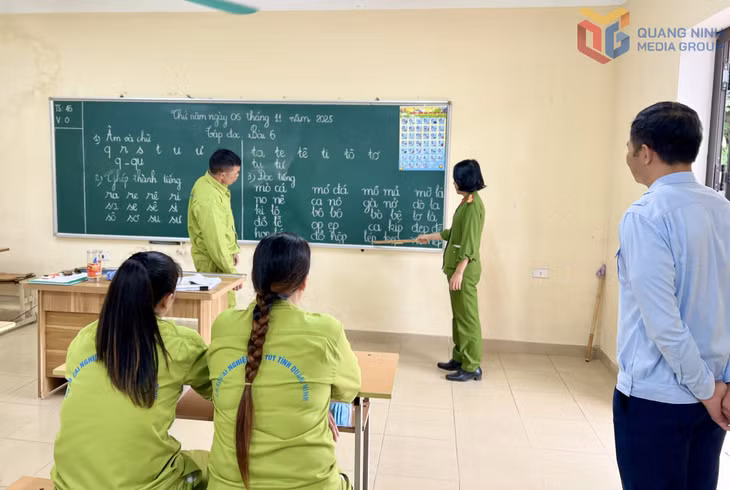 Học viên đánh vần dưới sự hướng dẫn của các thầy cô giáo là các cán bộ của Cơ sở cai nghiện ma túy tỉnh Quảng Ninh.