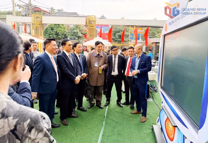 Các đại biểu tham quan trợ lý ảo AI hỗ trợ công dân giải quyết thủ tục hành chính.