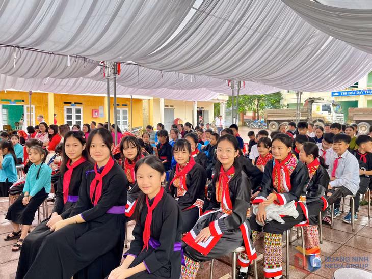 Niềm vui của học sinh Trường TH&amp;THCS Hoành Mô trong buổi lễ khởi công dự án.