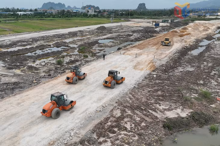 Nhà thầu gấp rút thi công Dự án đường ven sông. Ảnh: Đỗ Phương