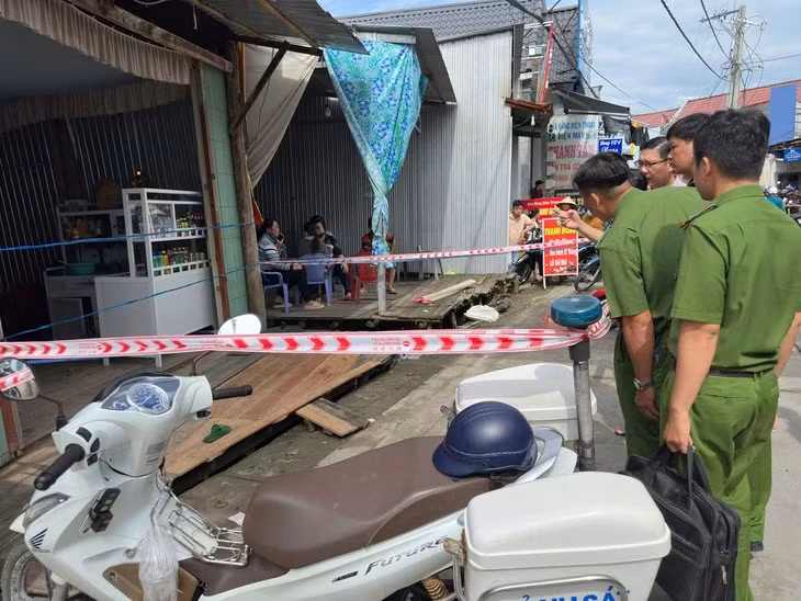 Lực lượng chức năng có mặt tại hiện trường để điều tra nguyên nhân cái chết của hai mẹ con - Ảnh: CTV