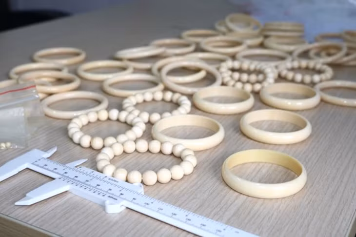 Tang vật vòng đeo tay nghi vấn chế tác từ ngà voi. Ảnh: Công an tỉnh Đồng Tháp