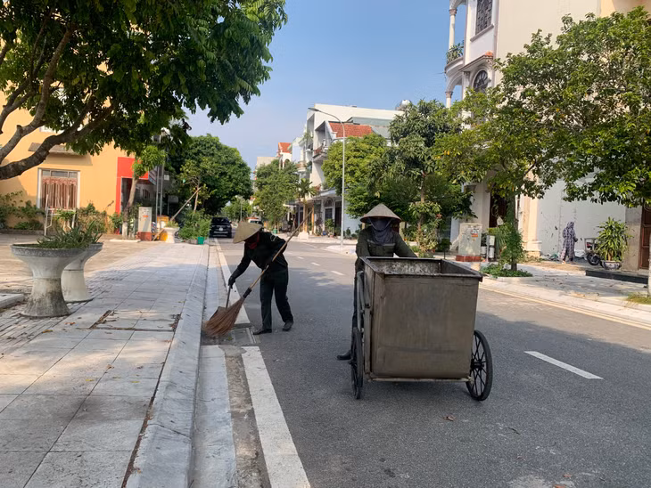 Công nhân thu gom rác tại khu phố Nguyễn Du, thị trấn Quảng Hà, huyện Hải Hà.