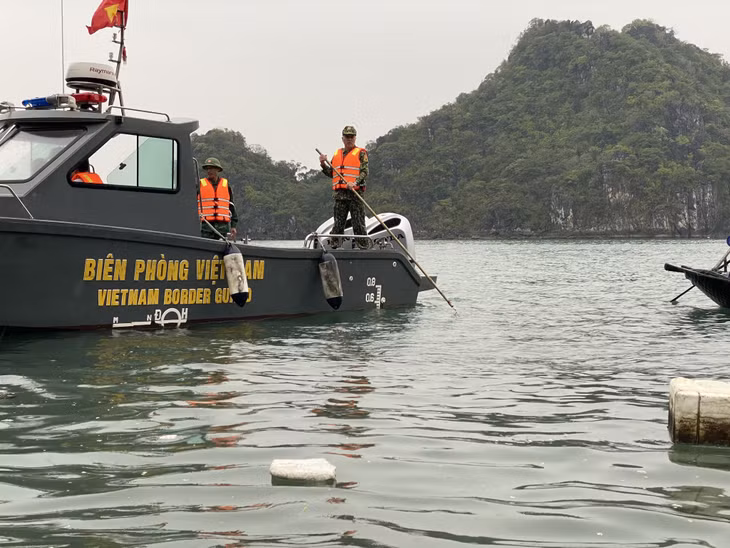 Các lực lượng chức năng tiến hành thu gom phao xốp trên Vịnh Hạ Long.