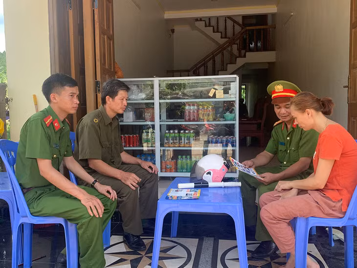 Công an xã Lương Mông (Ba Chẽ) tuyên truyền Luật giao thông cho người dân trên địa bàn. Ảnh: Nguyễn Duy