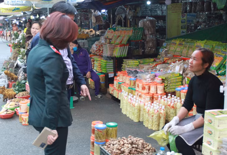 Thanh tra Sở Văn hóa- Thể thao kiểm tra hàng quán bên đường lên Yên Tử.