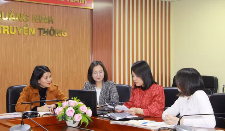 Nhóm tác giả của Trung tâm Truyền thông tỉnh thảo luận đề tài tham dự Giải báo chí toàn quốc về xây dựng Đảng lần thứ VII năm 2022.