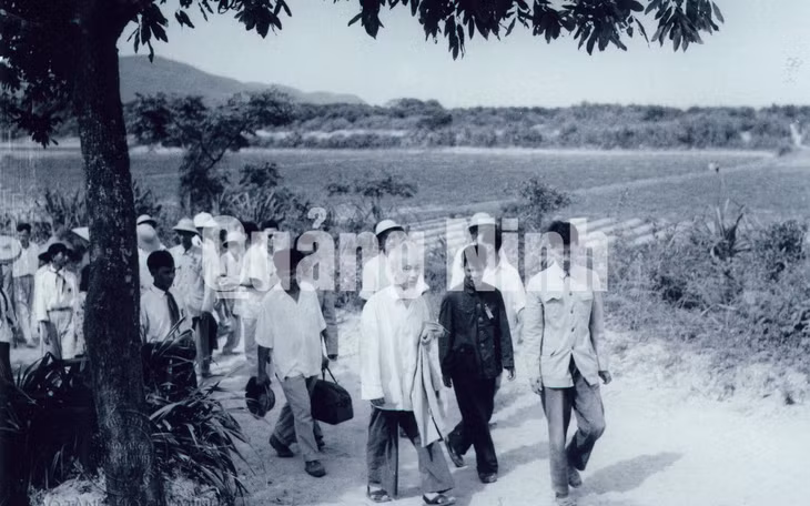 Chủ tịch Hồ Chí Minh thăm đảo Cô Tô (9-5-1961).