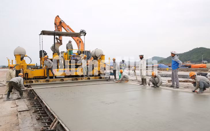 Cảng hàng không Quảng Ninh thi công bê tông mặt đường băng và bãi đỗ. Ảnh: Đỗ Phương