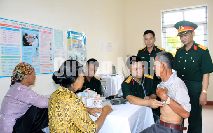 Y, bác sĩ Bệnh xá Bộ CHQS tỉnh khám, chữa bệnh cho nhân dân trên địa bàn TP Hạ Long. Ảnh: Trúc Linh