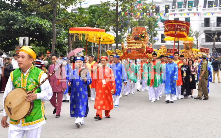 Nghi lễ rước Đức ông Trần Quốc Nghiễn rực rỡ màu sắc trên tuyến phố của TP Hạ Long (4-2018). Ảnh: Phan Hằng