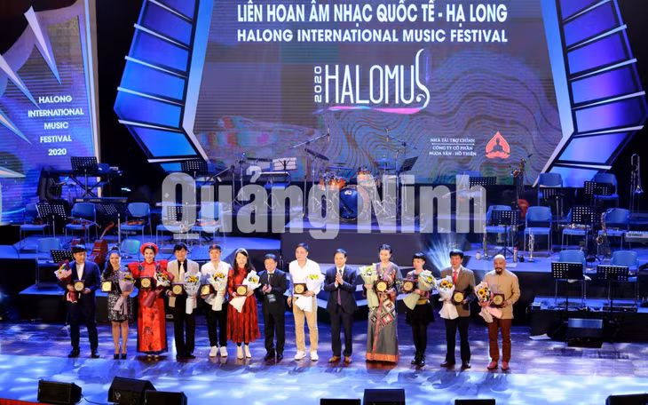Ban Tổ chức tặng hoa và quà lưu niệm cho đại diện các đoàn nghệ thuật tham gia Festival (1-2020). Ảnh: Minh Hà