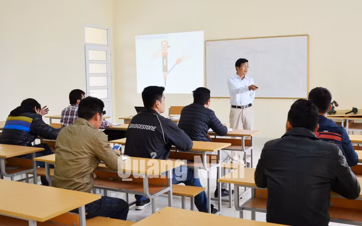 Một tiết học lý thuyết của học sinh lớp trung cấp kĩ thuật điện mỏ K1. Ảnh: Phương Thúy