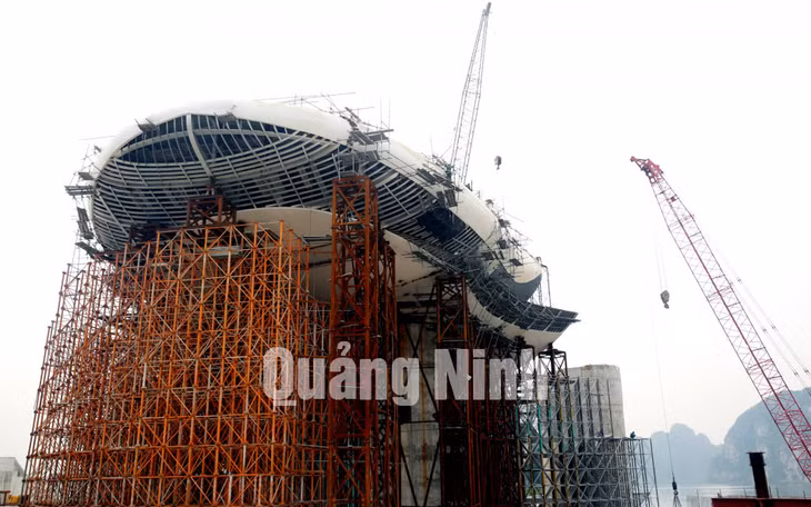 Thi công công trình Cung quy hoạch, hội chợ và triển lãm tỉnh Quảng Ninh. Ảnh: Đỗ Phương