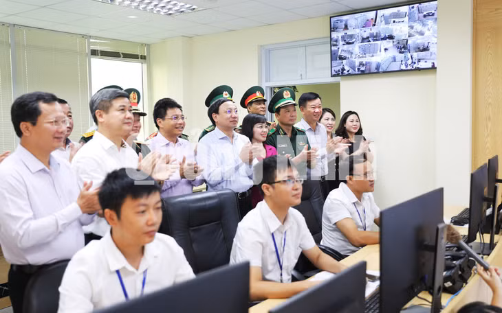 Bí thư Tỉnh ủy Nguyễn Xuân Ký phát lệnh đóng điện ra đảo Trần (8-2020). Ảnh: Đỗ Phương