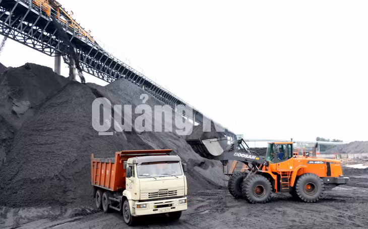 Sản xuất than tại Công ty Kho vận Đá Bạc (4-2020). Ảnh: Thu Chung