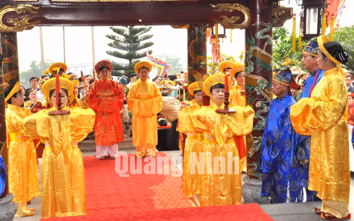 Lễ tế, dâng hương, hoa tại Đền Thượng (3-2015). Ảnh Duy Linh