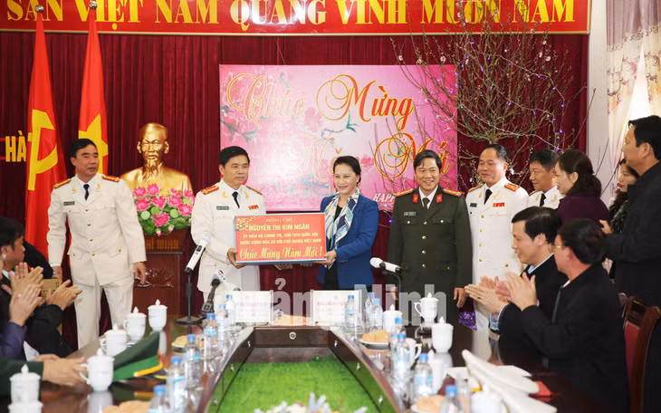 Chủ tịch Quốc hội Nguyễn Thị Kim Ngân thăm, tặng quà cán bộ chiến sỹ Công an huyện huyện Hải Hà.