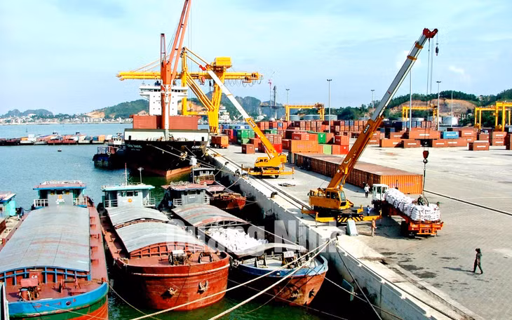 Bốc xếp hàng hóa tại cảng Cái Lân (8-2005). Ảnh: Khánh Giang