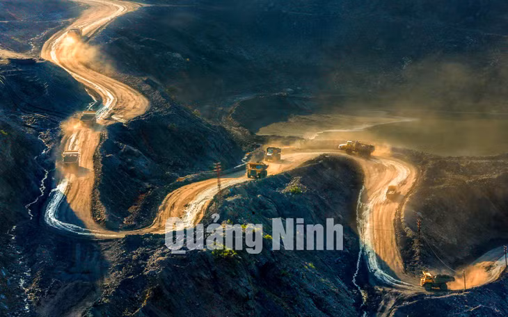 Đường lên mỏ (7-2019). Ảnh: Dương Phượng Đại