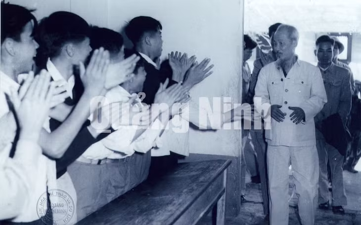 Chủ tịch Hồ Chí Minh thăm một lớp học và chụp ảnh cùng thầy, trò Trường Tiểu-Trung học Hoa Văn, TX Móng Cái.