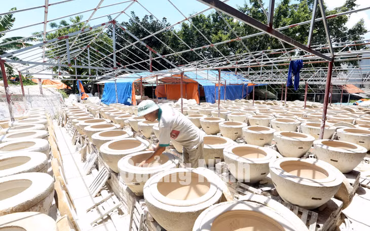 Sản xuất gốm sứ là một trong những nghề chính của người dân xã Đức Chính (6-2018). Ảnh: Khánh Giang