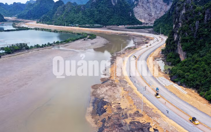 Thi công hạng mục nền đường (8-2020). Ảnh: Đỗ Phương
