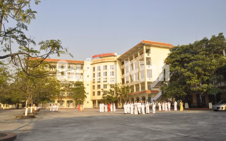 Các nữ sinh Trường Đại Học Hạ Long. Ảnh: Lan Anh