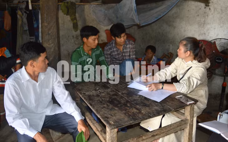 Người dân thôn Khe Tiền, xã Đồng Văn, huyện Bình Liêu, chia sẻ về tình hình kinh tế, thu nhập với cán bộ Phòng Nông nghiệp và Phát triển nông thôn huyện. Ảnh: Hoàng Quỳnh