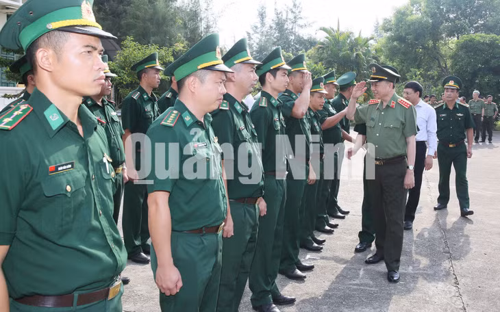 Bộ trưởng Bộ Công an Tô Lâm thăm hỏi, động viên cán bộ, chiến sỹ Đồn Biên phòng Trà Cổ (8-2019). Ảnh: Đỗ Phương