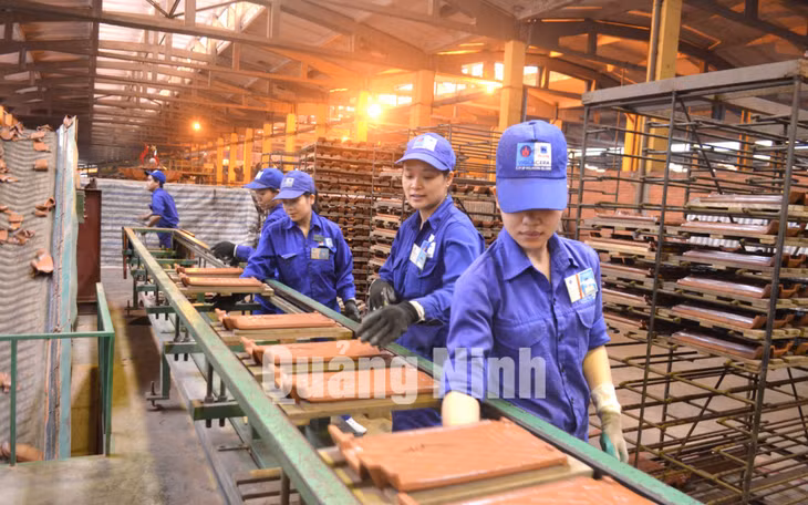 Sản xuất ngói tại Công ty Viglacera Hạ Long. Ảnh: Thanh Hằng