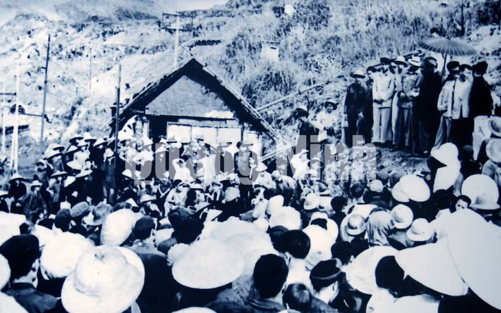 Chủ tịch Hồ Chí Minh nói chuyện với cán bộ, công nhân mỏ Đèo Nai (30-3-1959).
