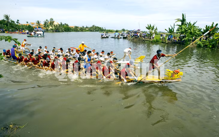 Sông quê là nơi diễn ra các cuộc thi bơi chải truyền thống (4-2017). Ảnh: Dương Phượng Đại