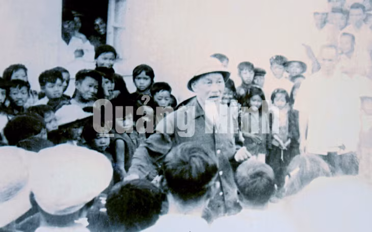 Chủ tịch Hồ Chí Minh chia kẹo cho thiếu nhi Ngọc Vừng trong chuyến thăm của Người dân tới đảo (13-11-1962).