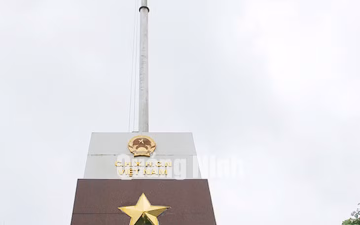Cột cờ đảo Trần. Ảnh: Phạm Học