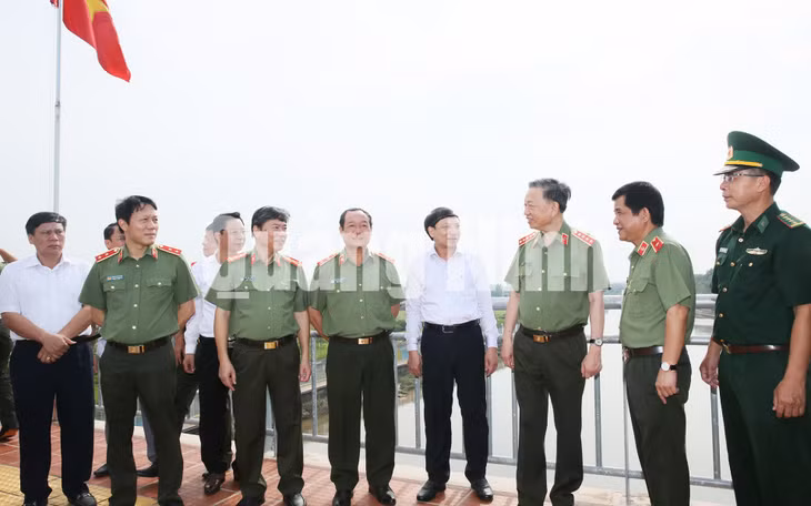 Bộ trưởng Bộ Công an Tô Lâm thăm cầu Bắc Luân II, Cửa khẩu quốc tế Móng Cái (8-2019). Ảnh: Đỗ Phương