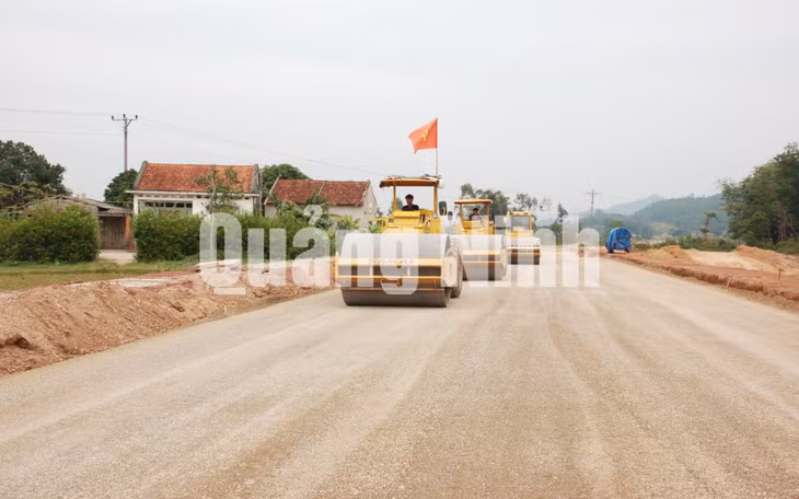 Thi công Dự án đường giao thông trục chính nối các khu chức năng KKT Vân Đồn. Ảnh: Thành Công