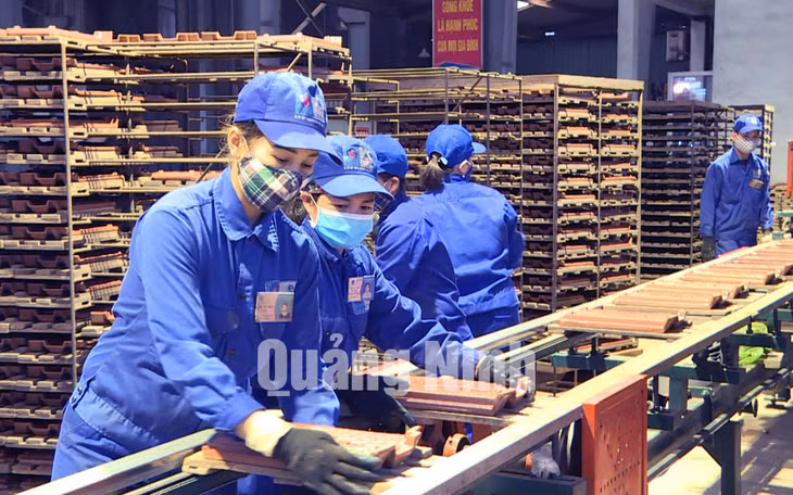 Sản xuất gạch tại Công ty CP Viglacera Hạ Long (2-2020). Ảnh: Nguyễn Thơm