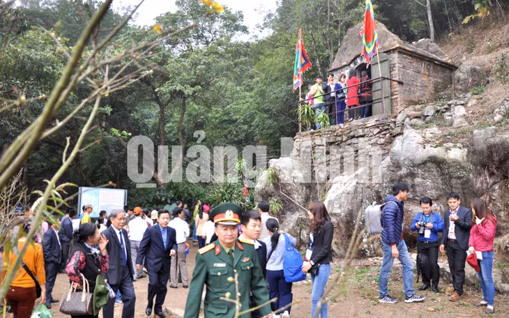 Du khách thắp hương am Ngọa Vân (2-2017). Ảnh: Phan Hằng