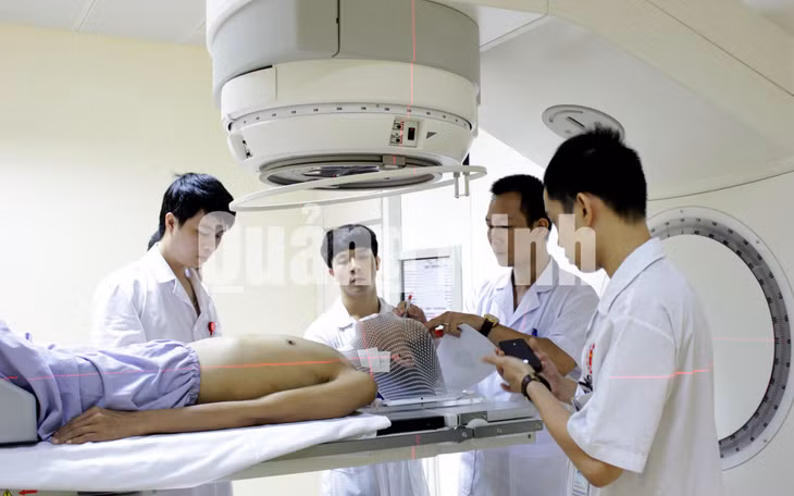 Các bác sĩ thực hiện xạ trị cho bệnh nhân (4-2020). Ảnh: Việt Hoa