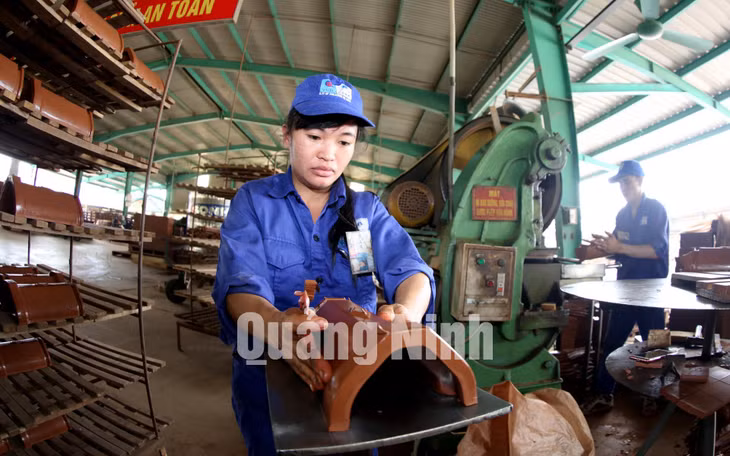 Sản xuất ngói tại Công ty Viglacera Hạ Long. Ảnh: Khánh Giang
