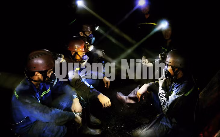 Chờ tiếng còi phá hỏa. Ảnh: Phạm Cường