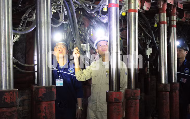 Giáo viên trường cao đẳng nghề than - khoắng sản việt nam hướng dẫn sinh viên thực hành khai thác hầm lò.