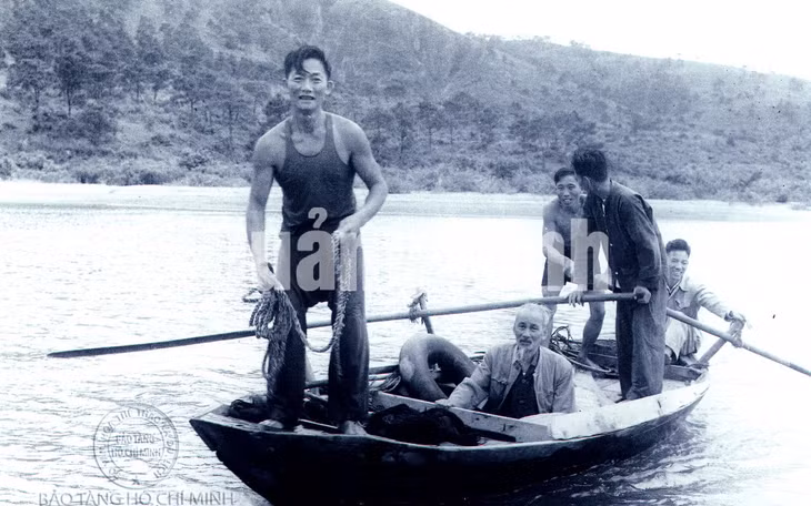 Chủ tịch Hồ Chí Minh thăm đảo Tuần Châu và cùng đánh cá với ngư dân.