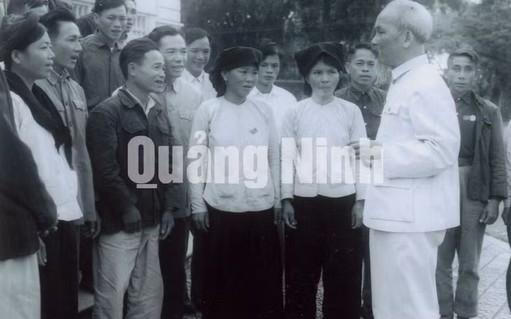 Chủ tịch Hồ Chí Minh nói chuyện với đại diện các gia đình có công với cách mạng trong kháng chiến chống Pháp của tỉnh Hải Ninh.