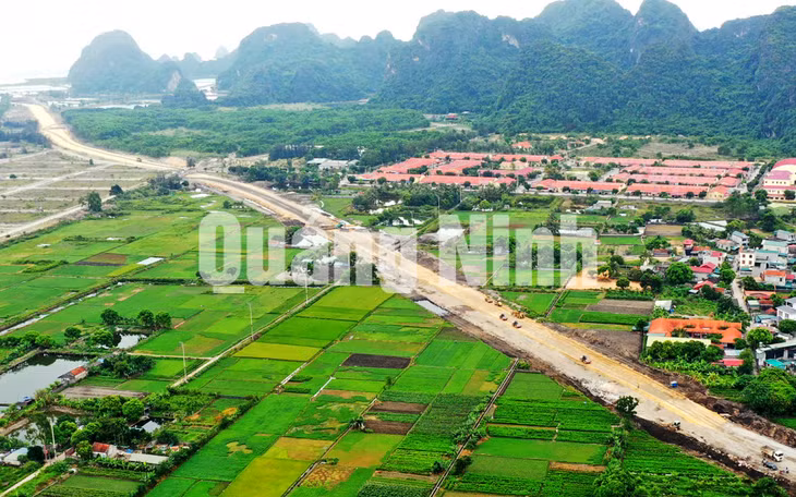Đoạn tuyến phía Hạ Long, nhà thầu đang tập trung xử lý nền đất đắp K95 (8-2020). Ảnh: Đỗ Phương