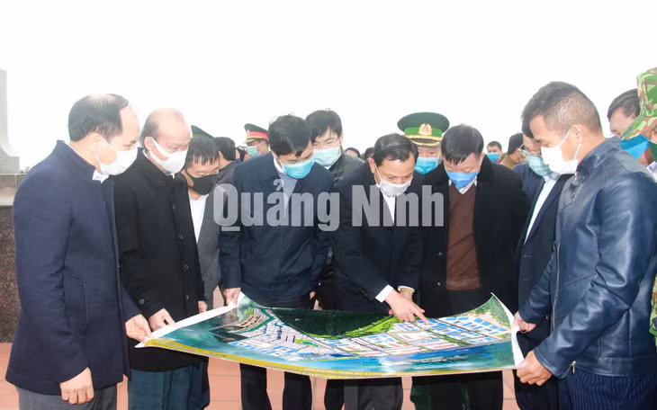 Chủ tịch UBND tỉnh Nguyễn Tường Văn, nghe báo cáo quy hoạch nâng cấp Lối mở Km3+4 Hải Yên (12-2020). Ảnh: Mạnh Trường