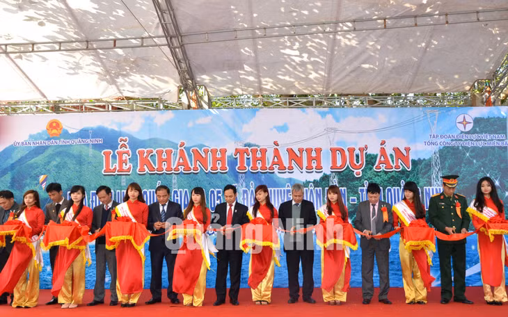 Các đại biểu cắt băng khánh thành dự án.